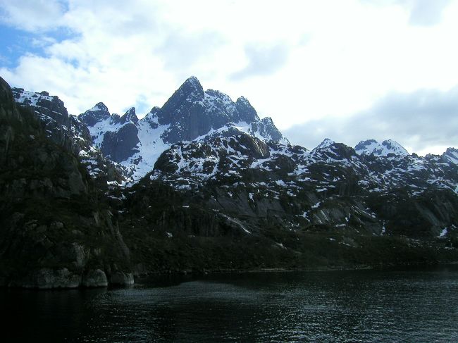 伝説に満ちた幽邃峡トロル・フィヨルドの風景