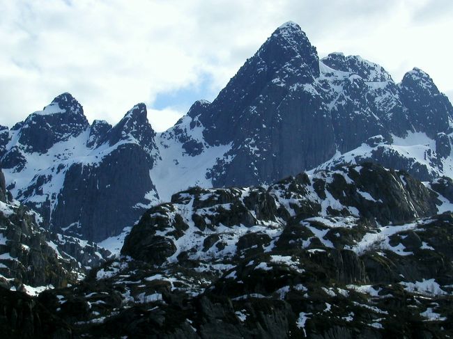 伝説に満ちた幽邃峡トロル・フィヨルドの風景