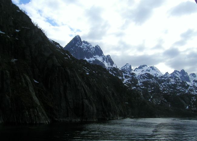 船は引き返しロフォーテンの玄関スヴォルバーに向かう