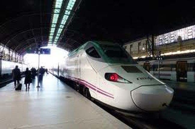 飛行機は遅れることなくバルセロナに到着。<br />今日はバルセロナをスルーしマドリッドに直行です。<br />プラット空港から電車でサンツ駅へ移動、サンツ駅からスペイン版新幹線AVEでマドリッドまで。<br />サンツ駅でAVEのチケット購入の際クレジットカードが使えないというハプニングがあったものの、なんとかタイミング良く乗車。<br />(2011年末の段階ですが、スペイン国鉄Renfeではスペイン国外のカードが使えないことがあるようです)<br />初めての土地で緊張していたのかこの間の写真が一枚もありません。。。<br />(写真はWebから拝借致しました)