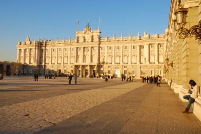 ランチの後は王宮までお散歩。<br />館内は撮影禁止のため写真はなし。<br />中はまさに豪華絢爛という言葉がぴったりで、個人的にはお腹一杯という感じ。<br />ここから見た夕日のほうが印象的でした。