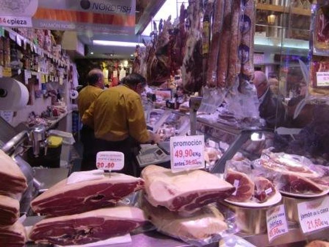 街中で見かけたハム屋さん。とても旨そうです。。<br />この旅行中ハモンをここぞとばかりに満喫してやろうと妻とも話していました。<br />でもこの日は遅めのランチでがっつり食べてしまったこともありお腹が一杯のまま。<br />ホテル近くのカフェで軽くコーヒーを飲んで早めの就寝となりました。