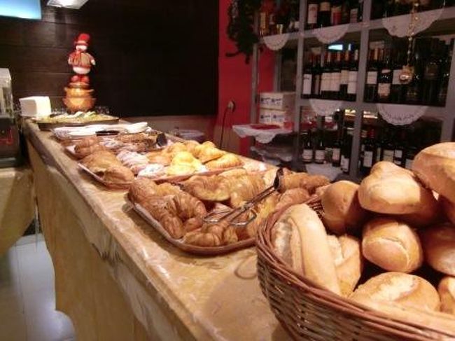 マドリッド2日目の朝、ホテルの朝食。<br />値段の割にはパンが豊富(ヨーロッパなら当たり前かも、、ですが)でパン好きの妻は大喜び。