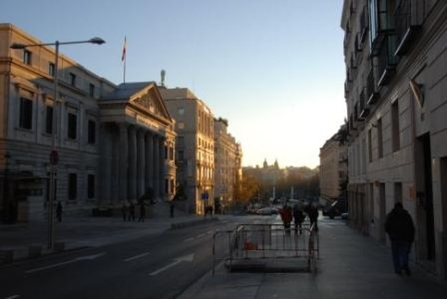 午前中はプラド美術館とソフィア王妃芸術センターを巡ることに。<br />朝食後冬の清々しい空気の中を歩いていくことにしました。