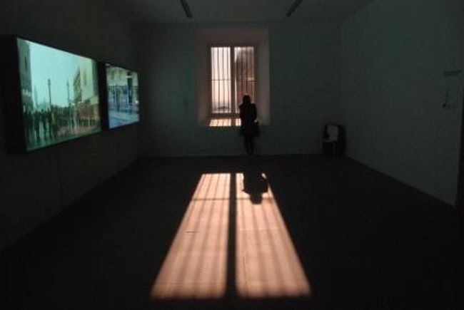 プラド美術館はルーベンスやらグレコなど美術の授業で聞いた名前がズラズラと。<br />全然詳しくはありませんが美術館の雰囲気と相まって生で見る名画はよいですね。<br />ソフィア王妃芸術センターはゲルニカがメイン。<br />まずその大きさに圧倒されます、一度は見ておいて損はない作品です。<br />写真はソフィア王妃芸術センターで芸術家気取りでたそがれる妻。