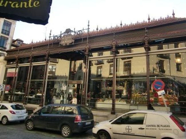 芸術鑑賞後は花より団子ということで地下鉄でサンミゲル市場へ。