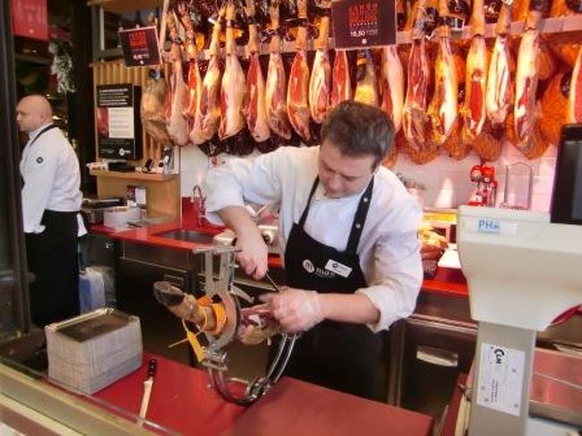 ハモンなどタパスをいろいろ頂きました。<br />このときはうま〜い！と妻と大騒ぎでしたが、<br />いろいろ食べた旅行後振り返ってみるとさして大騒ぎするレベルじゃなかったです。