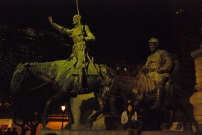 夜はクリスマスイルミネーションのバスツアーに参加。<br />集合はドンキホーテのいるスペイン広場。<br />クリスマス用の飾りなどのマーケットが開いていて夜でも賑やかでした。