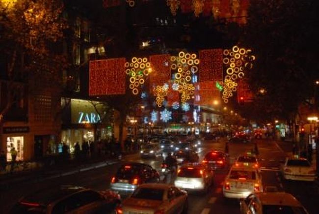 このバスツアー、オープンルーフのバスでマドリッドの夜の街を巡るというもの。<br />正味一時間半程度、かなり寒かったけどマドリッド市内各地の綺麗なイルミネーションをまとめて堪能することができました。<br />クリスマスの時期ならおすすめです。