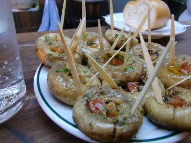 この日の夕ご飯はマヨール広場近くのメゾン・デル・チャンピニオンでマッシュルーム三昧。<br />(バスツアーでボカディージョのサービスがあったけれどもそれだけでは足りぬということで。。)<br />これがめちゃめちゃ旨かった。マドリッド飯のNo.1でした。<br />この日はこれでお終い。Vol2に続きます。