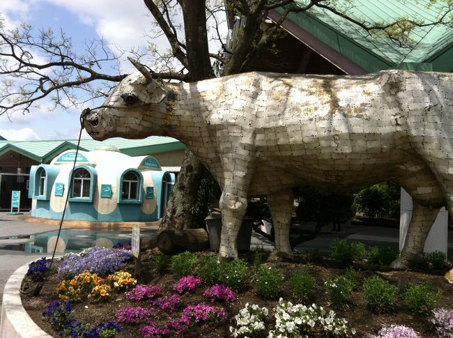 牛のモニュメント。<br /><br />青空がいいですね♪<br /><br />実は昨日は朝から雨が降り寒い一日でした。<br /><br />今日も肌寒いですが天気は最高(^_^)/