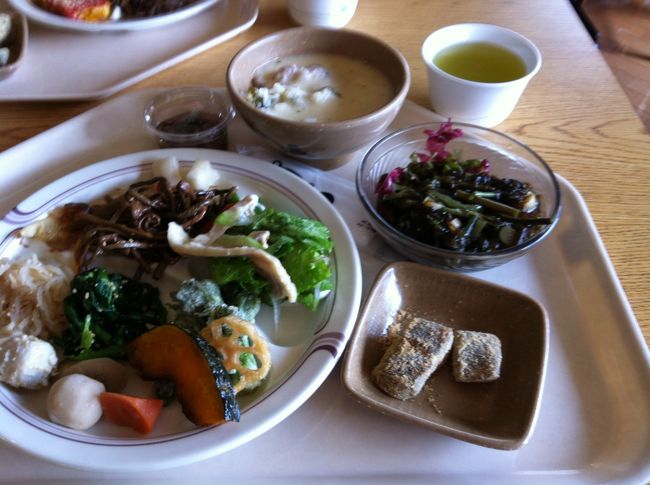 お腹があまり空いてないのでヘルシーなものだけ取って・・・<br /><br />ってこれで止めればよかったのだけど追加で取りに行ったりデザートも食べてお腹いっぱい(>_<)