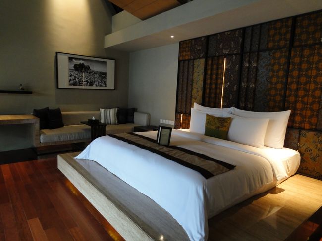 ヴィラの紹介です。<br />タイプはプレミアヴィラ。<br />（雨のことを考えて、リビングと寝室がつながっている？インペリアルヴィラをリクエストするも満室でした）<br /><br />広々した寝室