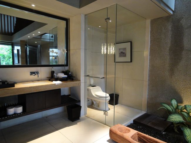 スタイリッシュなトイレと洗面所<br />もちろんダブルシンクです。