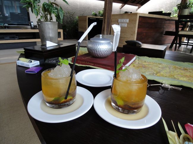 ウェルカムカクテルをいただきながら、バトラーのＡ君からヴィラやサービスの説明を受けます。<br />Ａ君は日本語ペラペラ。とても丁寧で親切な好青年でした(^^)v