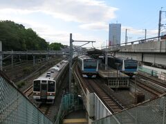 飛鳥山から王子駅に渡る歩道橋の上から。
京浜東北線が上下、東北本線上りが同時に撮れました〜