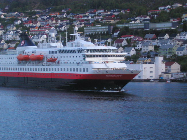 北行きの船とすれ違いました