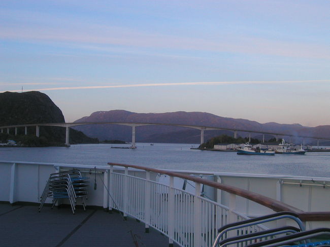 下船後渡る橋も見える