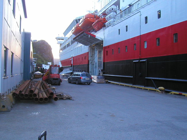 降りた客は私だけ、乗船客はなし<br />タクシーが一台待っていたが間もなく帰っていった