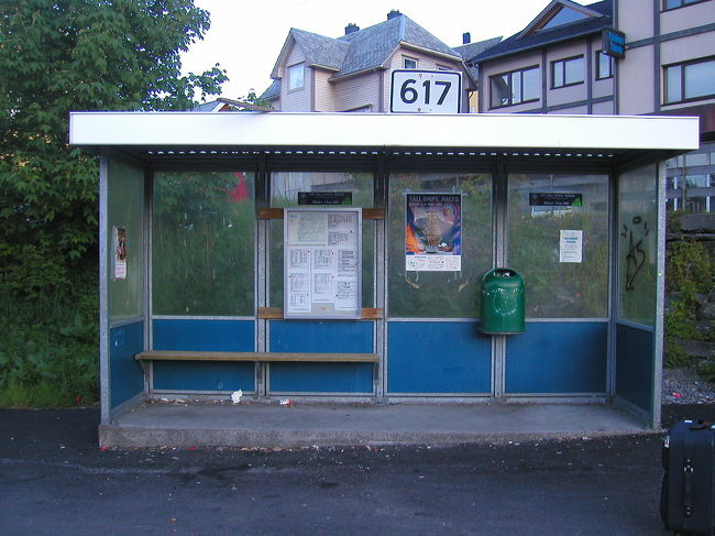 埠頭近くのバス停、近くには何もありません<br /><br />少し寒いので、予定していたより早く出る途中までのバスに乗ってしまいました<br />