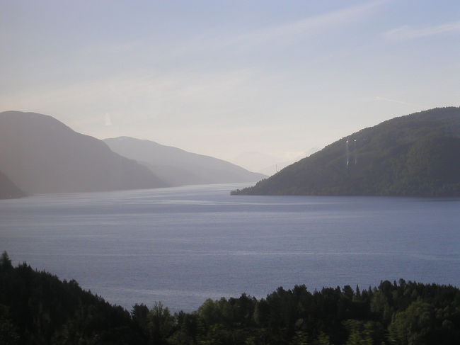 朝日に輝くノルドフィヨルド<br /><br />モーロイはノルドフィヨルドの入り口にあります