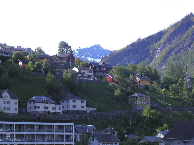 バスターミナルからのStrynの町並み