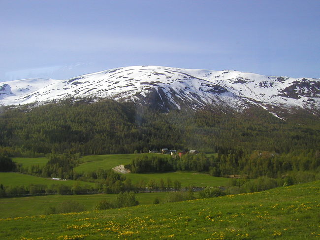 Strynでバスを乗り換えてガイランゲル行きフェリーに乗るためHellesyltへ向かう途中は、チロルを思わせる谷あいの山道を行く<br />