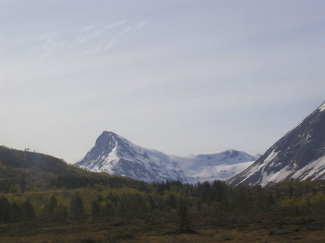チロルを思わせる谷あいの山道を行く