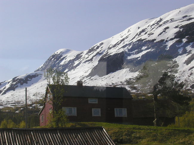 チロルを思わせる谷あいの山道を行く