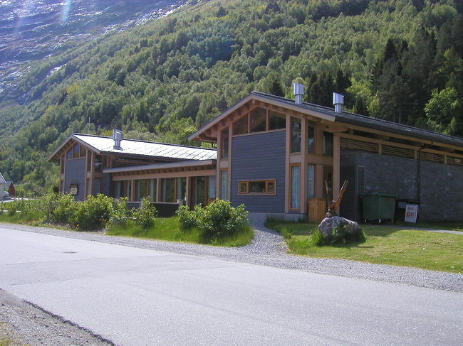 Hellesyltで一番モダーンな建造物「ペールギュント美術館」往復とも船待ち、バス待ちの時間が２時間以上あるので覗いてみようと思ったが６月１日からの営業とのことだった。<br />音楽家Griegに関連したものかと思ったら、Oddrin Parrというノルウエーの彫刻家がイブセンの戯曲「ペールギュント」のシーンを彫ったものを展示しているらしい。