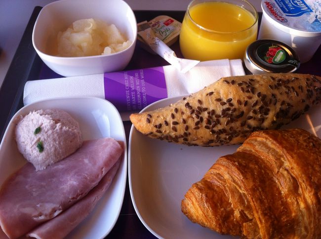 本日の朝食はこれ。もちろん二等にして、ポールなどでサンドイッチ買ったらもっと安くは済む。