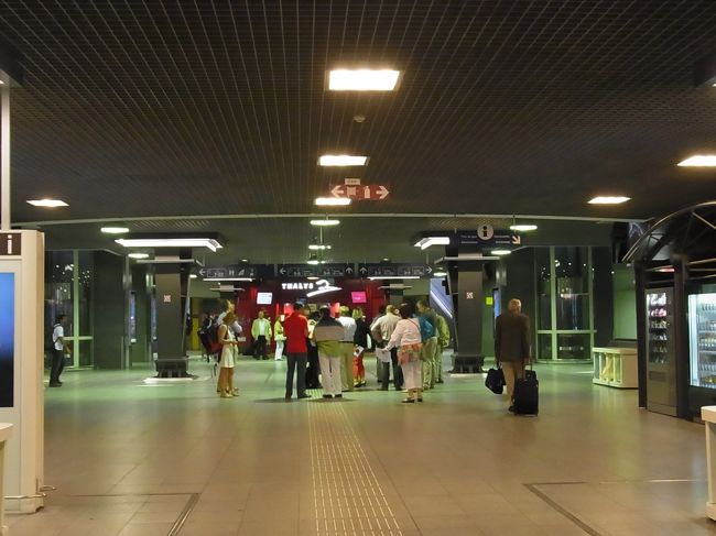 ブリュッセルに着いたら、タリスからベルギー国鉄に乗り換えです。<br />乗り換えは難しくはありません、いざとなったら人つかまえて、ブルージュ！と言えば指さしてくれるでしょう。<br />しかし、ここで、困ったのはトイレです。<br />鍵がかかっていて使えません。<br />朝早いからなのか？壊れているのか？<br />しかたがないので、トイレを探しました。<br />ありましたので、やれやれでしたが、小銭用意しておかないといけません。<br />