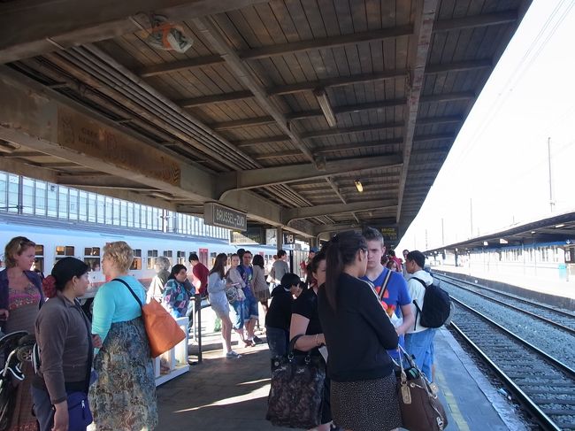 ブルージュへ行く電車を待つ。