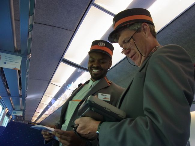 検札のおじさんたちの楽しそうなこと。