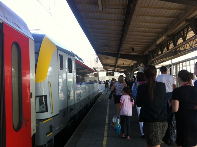 でも、たくさんの人が降りるのですよ。<br />時間があれば駅の外に出てみたいけれど、改札もないので、出入りは可能みたいです。