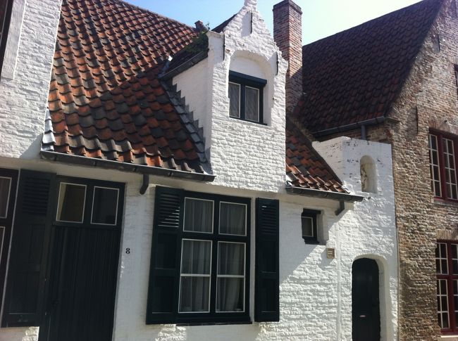 静かな住宅街を歩く。