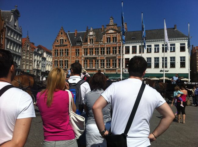 順番を待ちます。我々の後ろのイギリスから来たご夫婦が一緒に乗ろう、シェアしようと言うので、ＯＫしたが、実際乗る時に、御者に断られました。人種が違うので、同じ家族とは思えないから、シェアはダメって。あらら、残念。向こうも商売だからね。こういうケースいっぱいあるんでしょ。