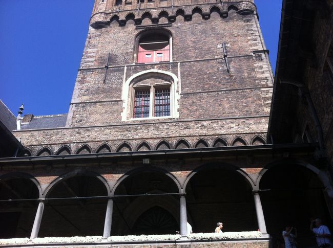 鐘楼に上ってみようと、長い列に並ぶことにしました。<br />何しろ、狭い階段を一人づつ上るのだから、待つしかない。