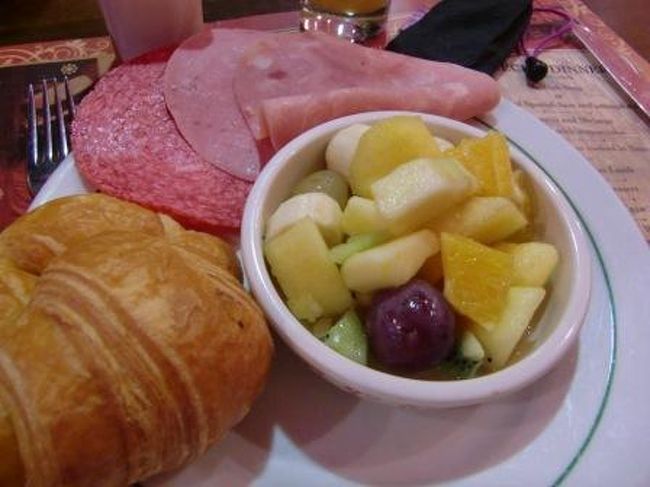 朝食は前日に引き続きホテルで。<br />内容はほとんど変わりませんが十分な朝ごはんです。