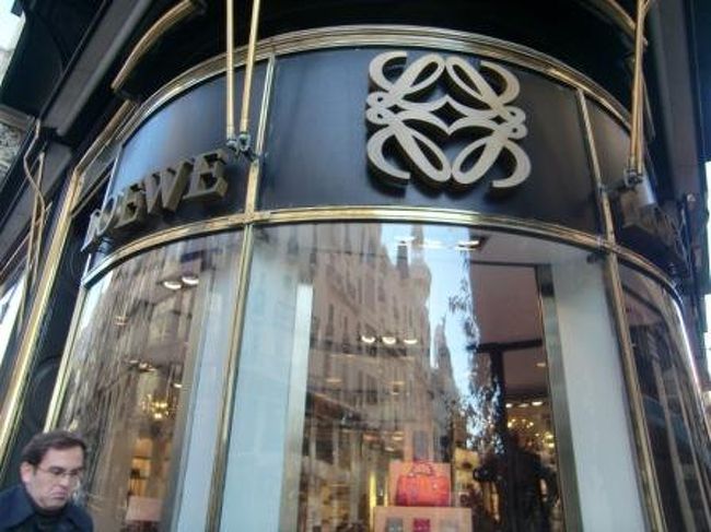 朝食後は妻の旅の目的でもあるLoeweでクリスマスプレゼントを物色。<br />グランビアのロエベまで朝の散歩がてら歩いて行きました。<br />この時は本当に円高万歳でした。<br />ロエベ以外もZaraなどグランビアに並ぶお店を冷やかしながら歩きました。