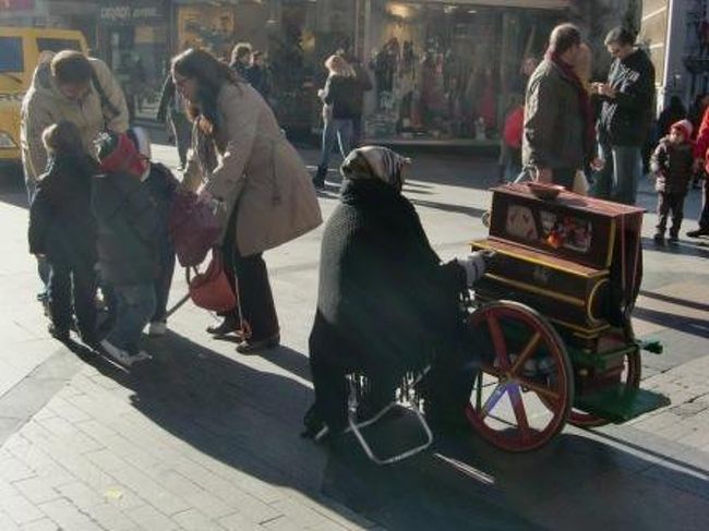 クリスマス前ということもあってか街は朝から賑わっていました。