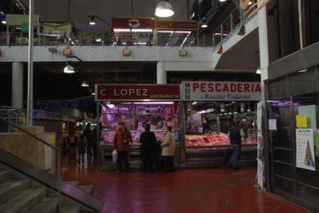 そのまま散歩を続けサン・イシドロ教会を見ようと向かいましたが残念ながらクローズ。<br />ならば我ら夫婦の好きな市場探索ということで近くのセバーダ市場へ。