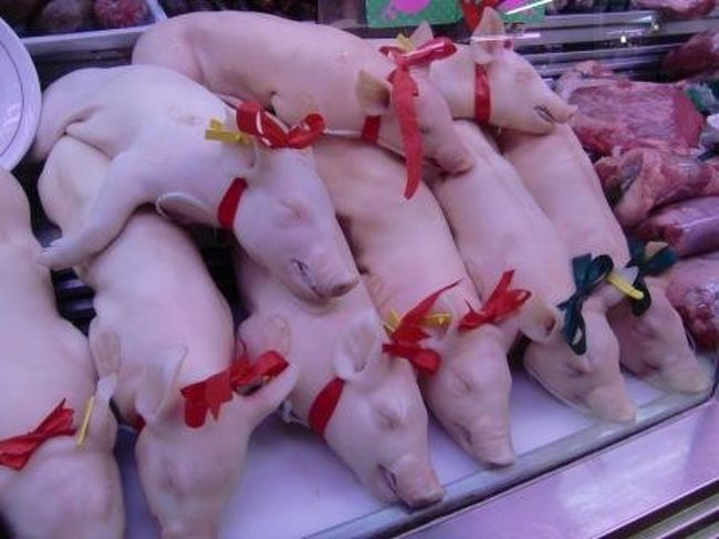 どの街に行っても市場はその町の人の暮らしが垣間見られていいものです。<br />単純に美味しそうな食材が並んでいるから楽しいというのもありますが。<br />クリスマス用ということで子ブタさんがリボンをつけられ一杯並んでいました。<br />なんかちょっとかわいい感じでした。<br />(写真、苦手な方にはごめんなさい。)