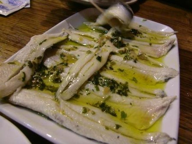 市場巡りでお腹がすいたということでランチは昼からバル巡り。<br />3件ほど周り、お店の名前は忘れてしまいましたが、マヨール広場周辺です。<br />写真はイワシの酢漬け、酒が欲しくなる味ですがこの後ドライブスタートなので我慢。。