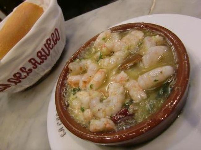 Ganbas al ajillo(エビのニンニクオイル煮)、パンと食べると最高。<br />しかし、しつこいけどビールがないのがさみしい。。