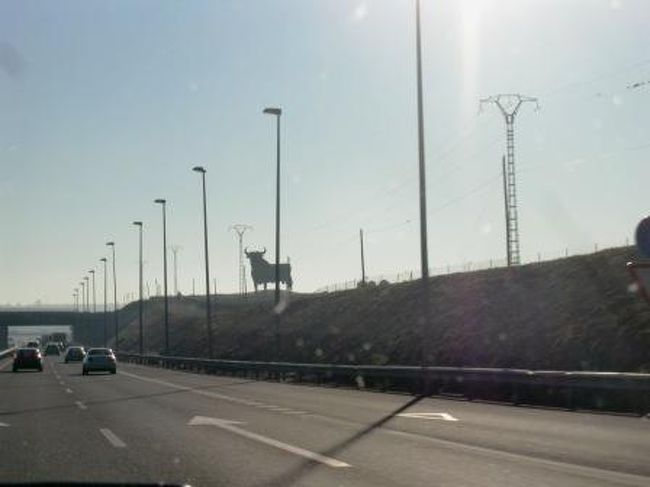 最初の目的地はトレド。約70km、1時間ちょっとの行程です。<br />郊外に出てしまえば道も広く何の問題もありません。<br />慣れない左ハンドルでしたが、ラウンドアバウトも何回か慎重に繰り返す内に慣れてきてました。<br />道中大きい牛の看板発見。<br />何の看板かよくわかりませんでしたがこの先もいろいろなところで見かけました。