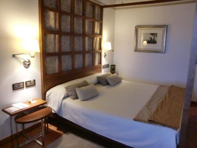 部屋の様子はこんな感じです。<br />広くはありませんがとても品よく纏まっている感じ。妻も大喜び。