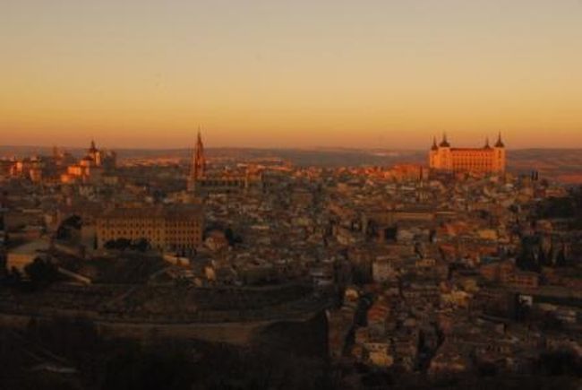何よりも最高なのが部屋のバルコニーからの眺め。<br />トレドの街が一望できます。<br />運よく夕日の時間帯に間に合い、沈みゆく太陽の柔らかい光の下素晴らしい景色を楽しむことができました。<br />