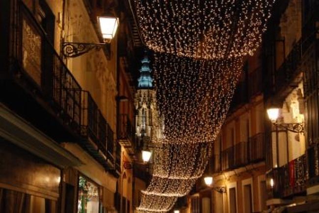 陽が落ちた後、トレドの街へ繰り出します。<br />パラドールからはTaxiで移動。ホテルに頼めば直ぐに呼んでくれました。<br />クリスマスのイルミネーションで街はとてもきらびやかに彩られていました。<br />カテドラルが街のイルミネーションの奥に見えてきました。