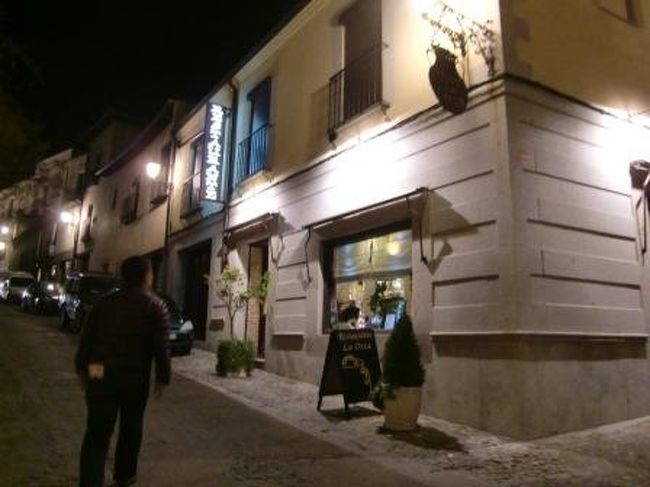 この日はちょっとイルミネーションを楽しむ程度で散歩を切り上げ、夕食へ。<br />しかし、中々ピンとくるところが見つからない。<br />クリスマス直前ということで開いているお店も少なかったです。<br />散々歩きまわった挙句目に着いたこちらのLa Orzaへ。<br />(Trip Advisorなどで評価の高いMesson la Orzaとは別のお店です。予約がとれませんでした。。)<br />